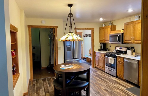 Hurley Casa | Snowmobiles, Skiing, ABR Amazing 2-bedroom house with WiFi in Hurley, Mercer