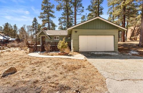 Whispering Forest Casa | Snowridge - Charming classic cabin with a wood burning fireplace and WiFI!