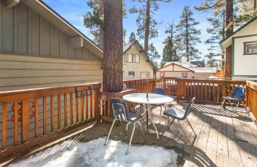 Whispering Forest Casa | Snowridge - Charming classic cabin with a wood burning fireplace and WiFI!
