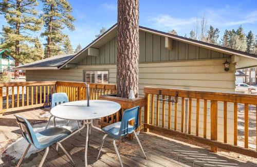 Whispering Forest Casa | Snowridge - Charming classic cabin with a wood burning fireplace and WiFI!