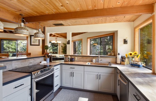 Talmont Casa | Snowshoe Cabin | 3 Decks, BBQ & Hot Tub!