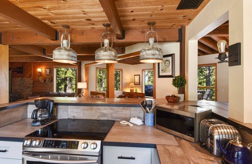 Talmont Casa | Snowshoe Cabin | 3 Decks, BBQ & Hot Tub!