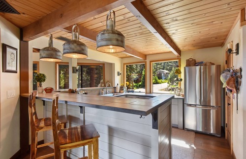 Talmont Casa | Snowshoe Cabin | 3 Decks, BBQ & Hot Tub!