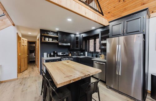 Mountain Base Casa | Snowshoe Modern Cabin | Hot Tub + Mtn Views