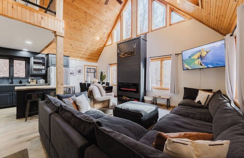 Mountain Base Casa | Snowshoe Modern Cabin | Hot Tub + Mtn Views