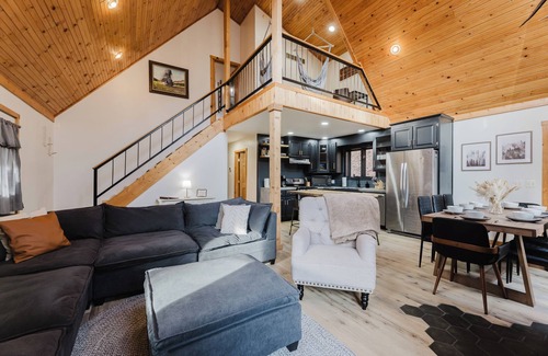 Mountain Base Casa | Snowshoe Modern Cabin | Hot Tub + Mtn Views