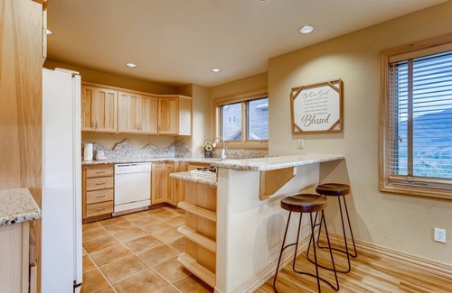 Three Peaks Casa | Snowy Paws at Eagles Nest Townhome: Cozy Mountain Getaway