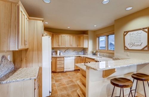 Three Peaks Casa | Snowy Paws at Eagles Nest Townhome: Cozy Mountain Getaway