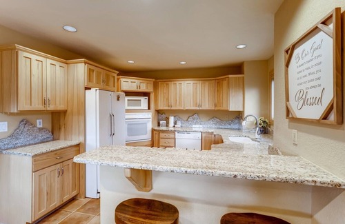 Three Peaks Casa | Snowy Paws at Eagles Nest Townhome: Cozy Mountain Getaway