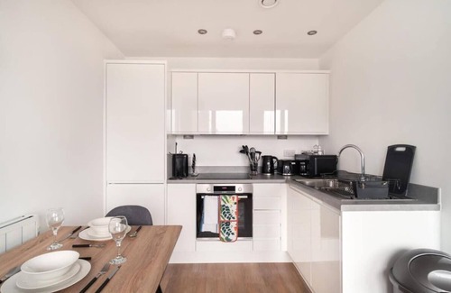 Old Trafford Apartamento | Snug 1BR Apt 4KTV Free Parking