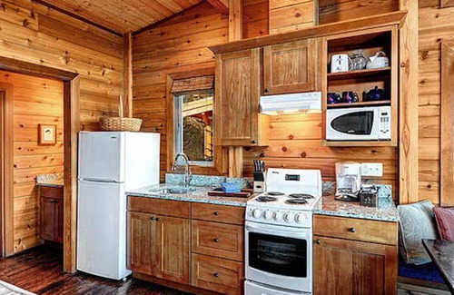 Friday Harbor Cabina | Snug Harbor Resort and Marina - One Bedroom Waterfront Cabin