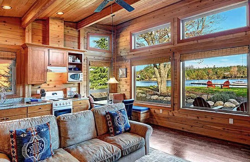 Friday Harbor Cabina | Snug Harbor Resort and Marina - One Bedroom Waterfront Cabin