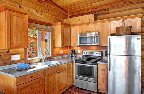 Friday Harbor Cabina | Snug Harbor Resort and Marina - Two Bedroom Water View Queen & Twin Beds
