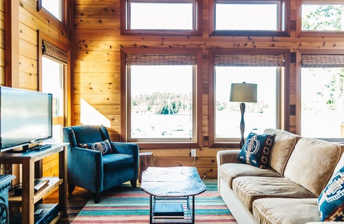Friday Harbor Cabina | Snug Harbor Resort and Marina - Two Bedroom Water View Queen & Twin Beds