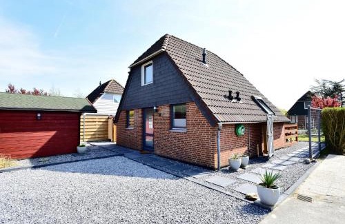 Herkingen Casa | Snug Holiday Home in Herkingen with Jacuzzi in the Garden