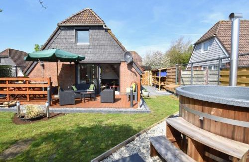 Herkingen Casa | Snug Holiday Home in Herkingen with Jacuzzi in the Garden