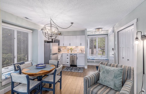 Acme Condominio | ☀ Snug Lake View Condo @ The Shores
