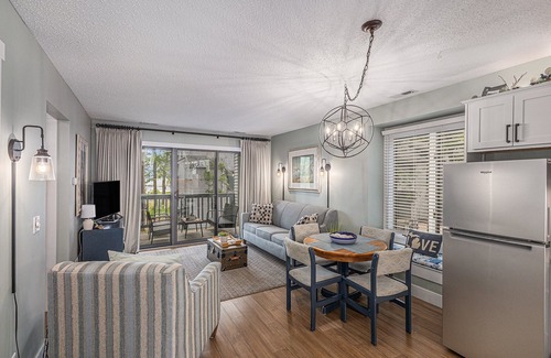 Acme Condominio | ☀ Snug Lake View Condo @ The Shores