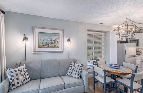 Acme Condominio | ☀ Snug Lake View Condo @ The Shores