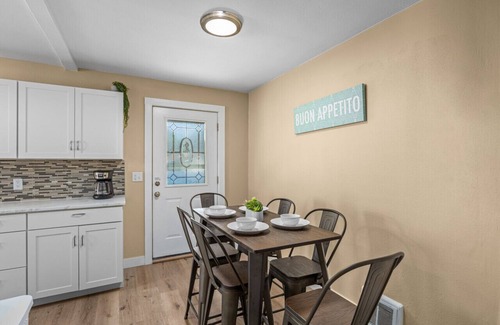Central - Terry Casa | Snug, neighborly home perfect for your small group
