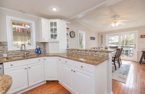 Morristown Casa | Snuggle Inn | Main Lake | Pet-friendly