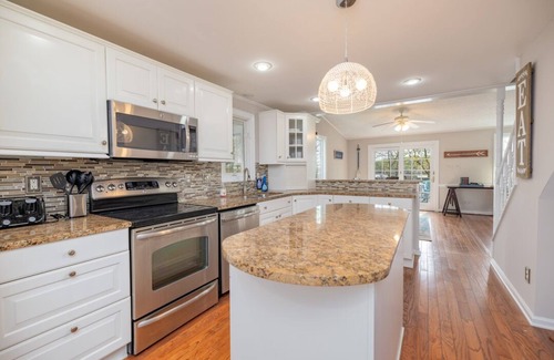 Morristown Casa | Snuggle Inn | Main Lake | Pet-friendly
