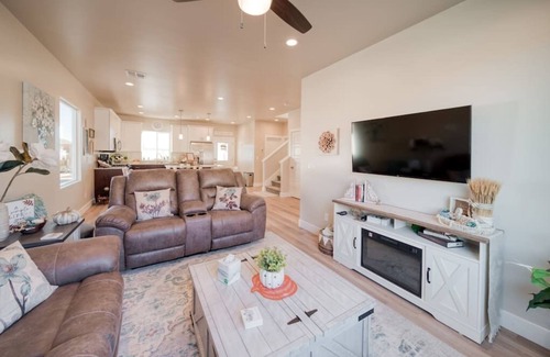 Hildale Casa | So Zion Coral Cliffs, 4Bed, 3Bath, Hot Tub, Deck, Fire Pits, Mountain View