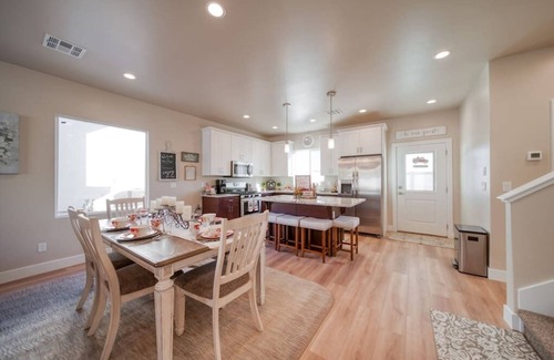 Hildale Casa | So Zion Coral Cliffs, 4Bed, 3Bath, Hot Tub, Deck, Fire Pits, Mountain View