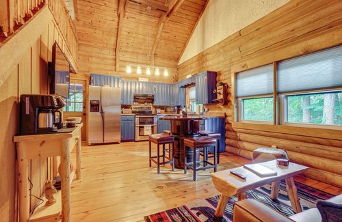 Cleveland Cabina | Soak in Hot Tub, Explore Outdoors: Cleveland Cabin