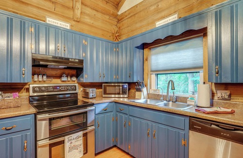 Cleveland Cabina | Soak in Hot Tub, Explore Outdoors: Cleveland Cabin