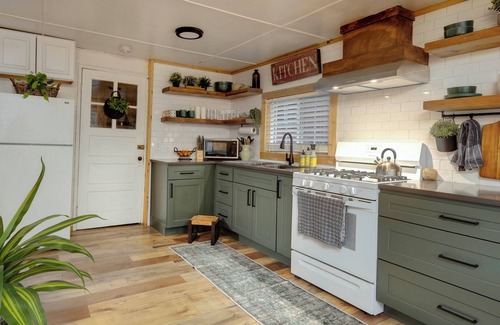 Rhododendron Cabina | Soak & Stargaze! Hot Tub, Fire Pit, Forest Air Cabin near Mt. Hood