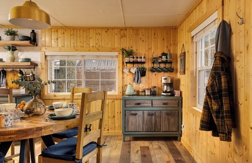 Rhododendron Cabina | Soak & Stargaze! Hot Tub, Fire Pit, Forest Air Cabin near Mt. Hood