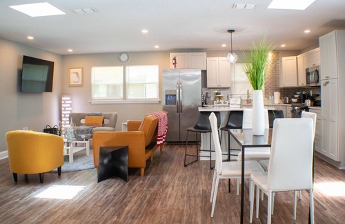 Orange Park Casa | Soak, swim, and unwind in your private oasis