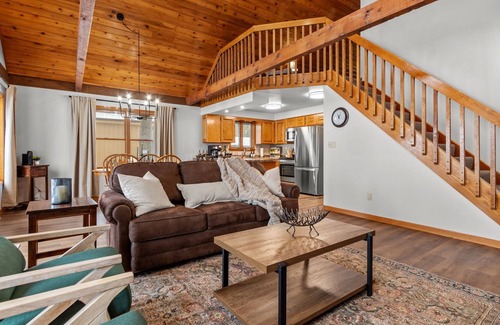 Wautoma Casa | Soak Up the Last Rays- Hot Tub Pier & Paddleboards