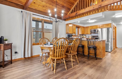 Wautoma Casa | Soak Up the Last Rays- Hot Tub Pier & Paddleboards