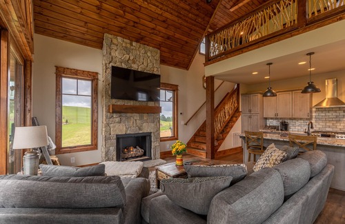 Elk Park Casa | Soaring Hawk Lodge at Eagles Nest - pet run, big views, two suites