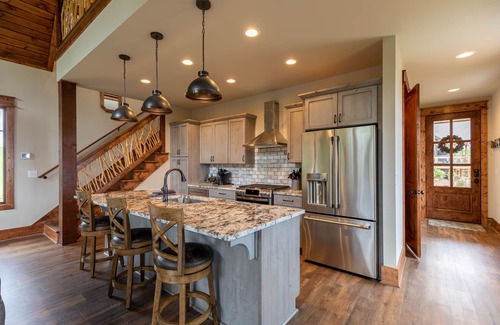 Elk Park Casa | Soaring Hawk Lodge at Eagles Nest - pet run, big views, two suites