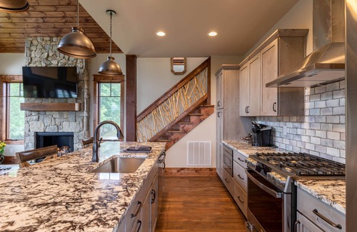 Elk Park Casa | Soaring Hawk Lodge at Eagles Nest - pet run, big views, two suites