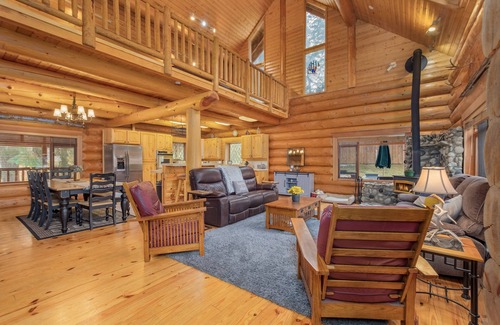 Leavenworth Cabina | Soaring Pines Lodge-Log Cabin, Hot Tub, Pool Table
