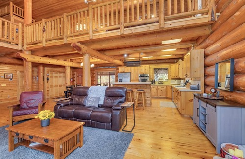 Leavenworth Cabina | Soaring Pines Lodge-Log Cabin, Hot Tub, Pool Table