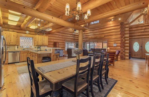 Leavenworth Cabina | Soaring Pines Lodge-Log Cabin, Hot Tub, Pool Table