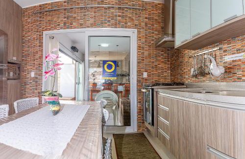 Enseada Casa | sobrado com piscina aquecida a poucos metros mar