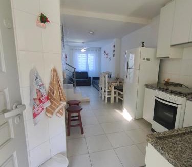 Matinhos Casa | Sobrado confortável a uma quadra do mar.