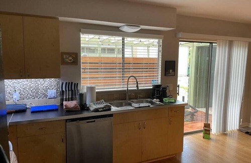 East Congress Condominio | SOCO Condo in Quiet East Congress Neighborhood