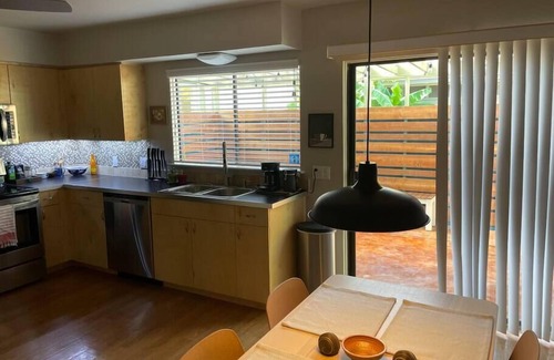 East Congress Condominio | SOCO Condo in Quiet East Congress Neighborhood