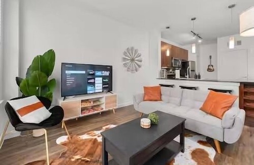 Travis Heights Apartamento | SoCo Dream Stay - Rooftop, Pool, Gym, Central Loc