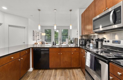 Travis Heights Apartamento | SoCo Dream Stay - Rooftop, Pool, Gym, Central Loc