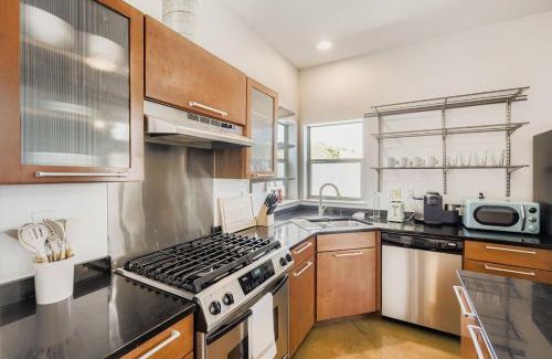 South Lamar Casa | SoCo Retreat - Escape for 8 - EV Charger Available