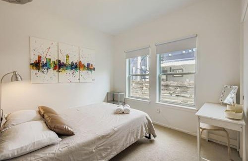 South Lamar Casa | SoCo Retreat - Escape for 8 - EV Charger Available