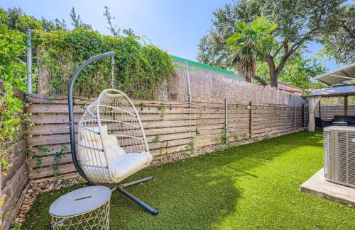 South Lamar Casa | SoCo Retreat - Escape for 8 - EV Charger Available